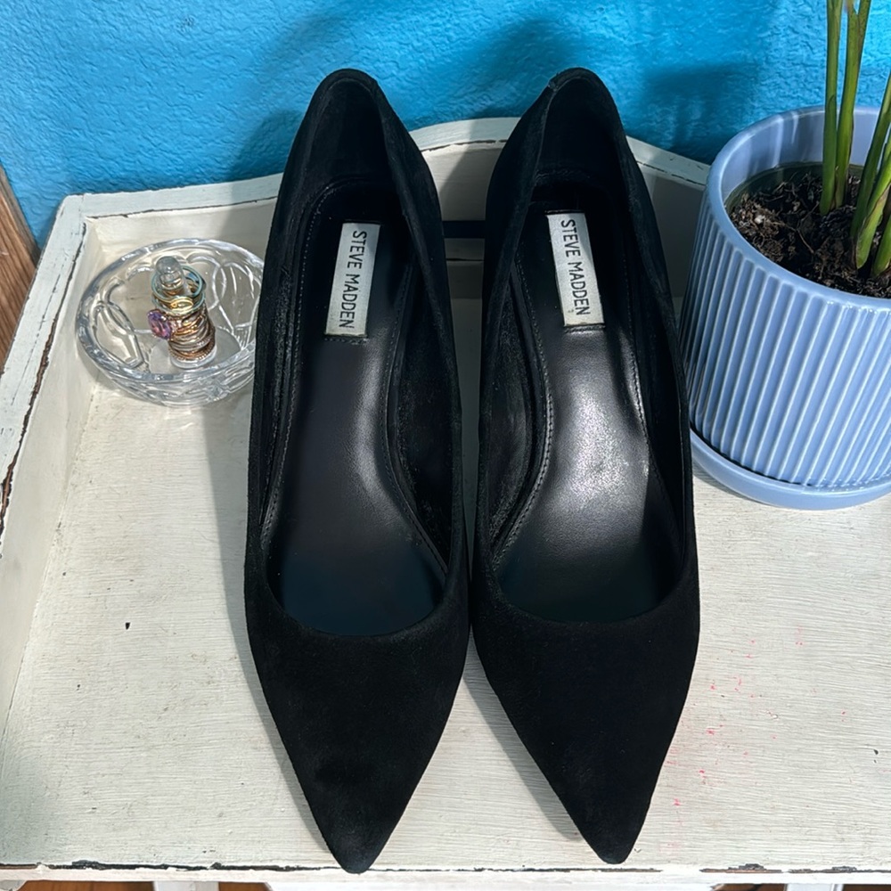 Steve Madden Black Suede Pumps